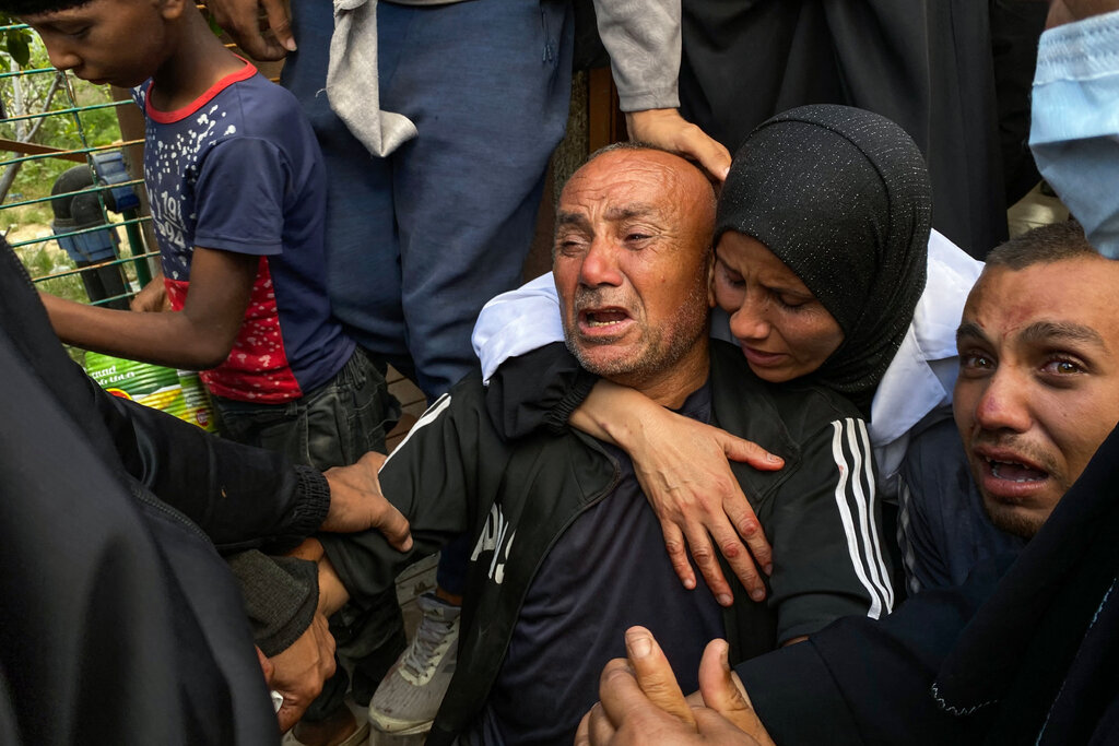 Soldados israelíes abren fuego cerca de un centro de ayuda humanitaria en Gaza. Funcionarios sanitarios de Gaza afirman que 27 personas han sido asesinadas.