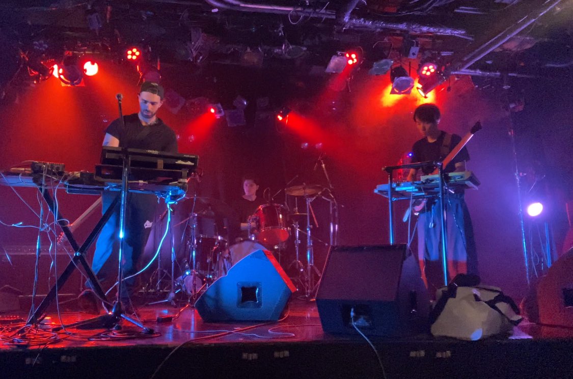 vmodoki's tweet photo. 本日は下北沢@CLUBQue にて@sombra_sound のライブ〜

前回友達がいい感じのビデオ撮って貰った場所なので、良い思い出しかない🤣

特に動画の一つ目がお気に入り！ https://t.co/qIZPlMLA0V