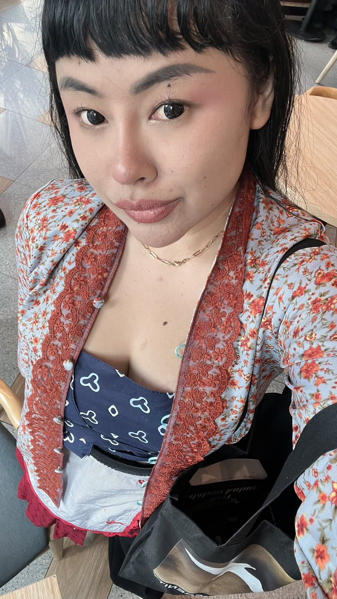 _Taula_'s tweet photo. Hospital date #berkebaya https://t.co/1ZJuO9CBtX