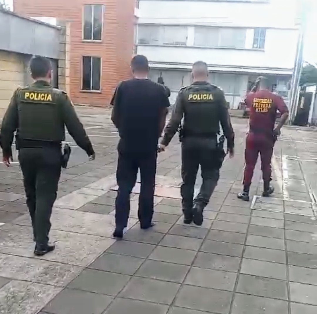 Oportuna intervención del personal de Seguridad de <a href="/EMCALIoficial/">EMCALI 🇨🇴</a> , <a href="/PoliciaCali/">Policía Metropolitana Santiago de Cali</a> <a href="/Seguridad_Atlas/">Grupo Atlas</a> , logra neutralizar la intrusión de individuo en las instalaciones de Interventoría de Acueducto Calle 13.
Se deja a disposición de la Policía Metropolitana de Cali.