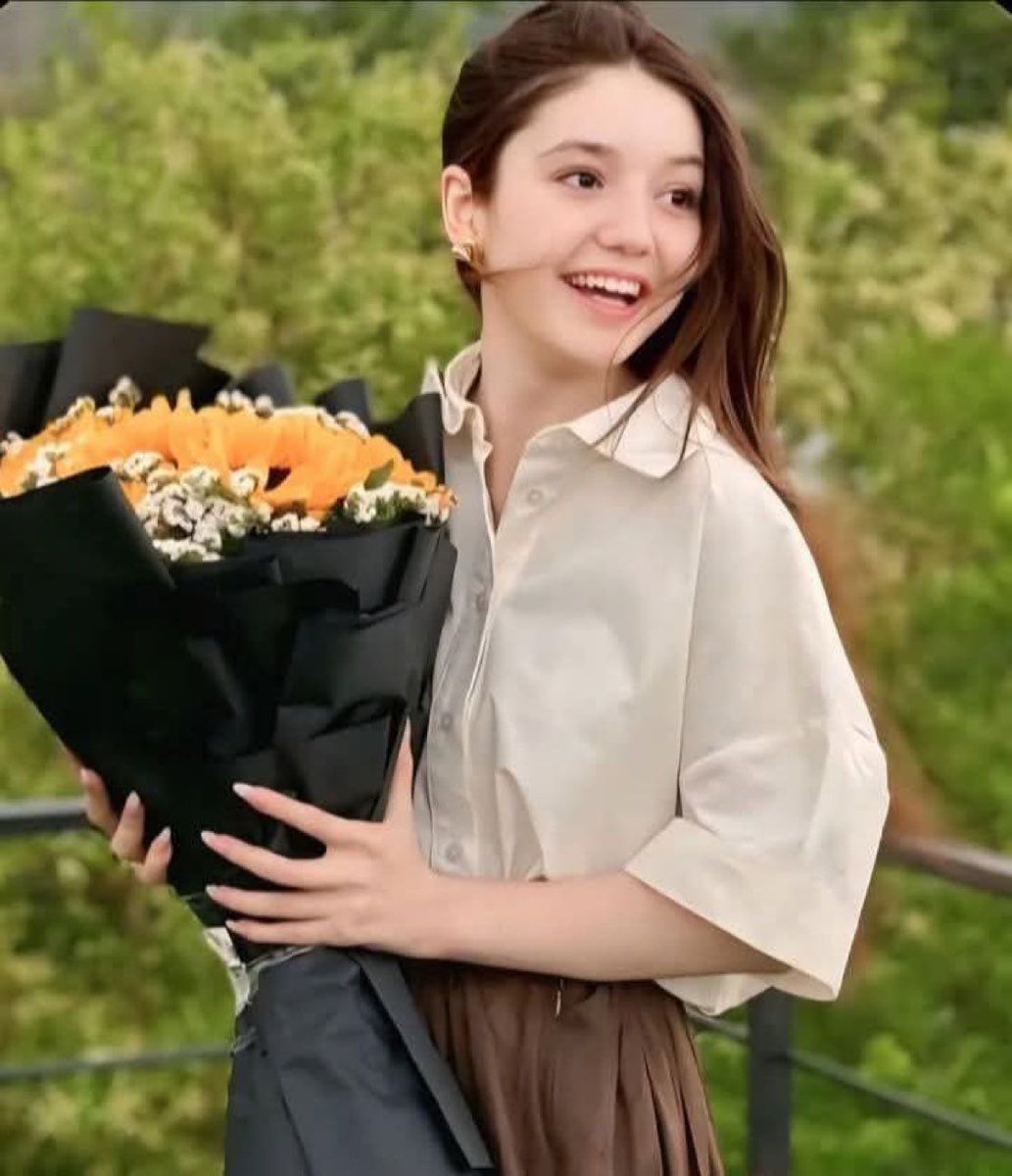 بیٹی ثنا یوسف !

مجھے آپ کا پہلا تعارف آپ کی موت کی خبرسن کرہؤا۔ مجھے پتاچلاکہ یہ پھول تو میرے گھرکی بہت قریب میرے انتخابی حلقہ NA_46اسلام آباد G.13میں کھلاہؤاتھا۔ 

آپ کی ٹک ٹاک IDدیکھی۔  ماشااللہ کیا بےساختہ انداز ہے آپ کا۔ 

کتنے پیارے انداز سے آپ سوشل میڈیا پراپنی پہچان