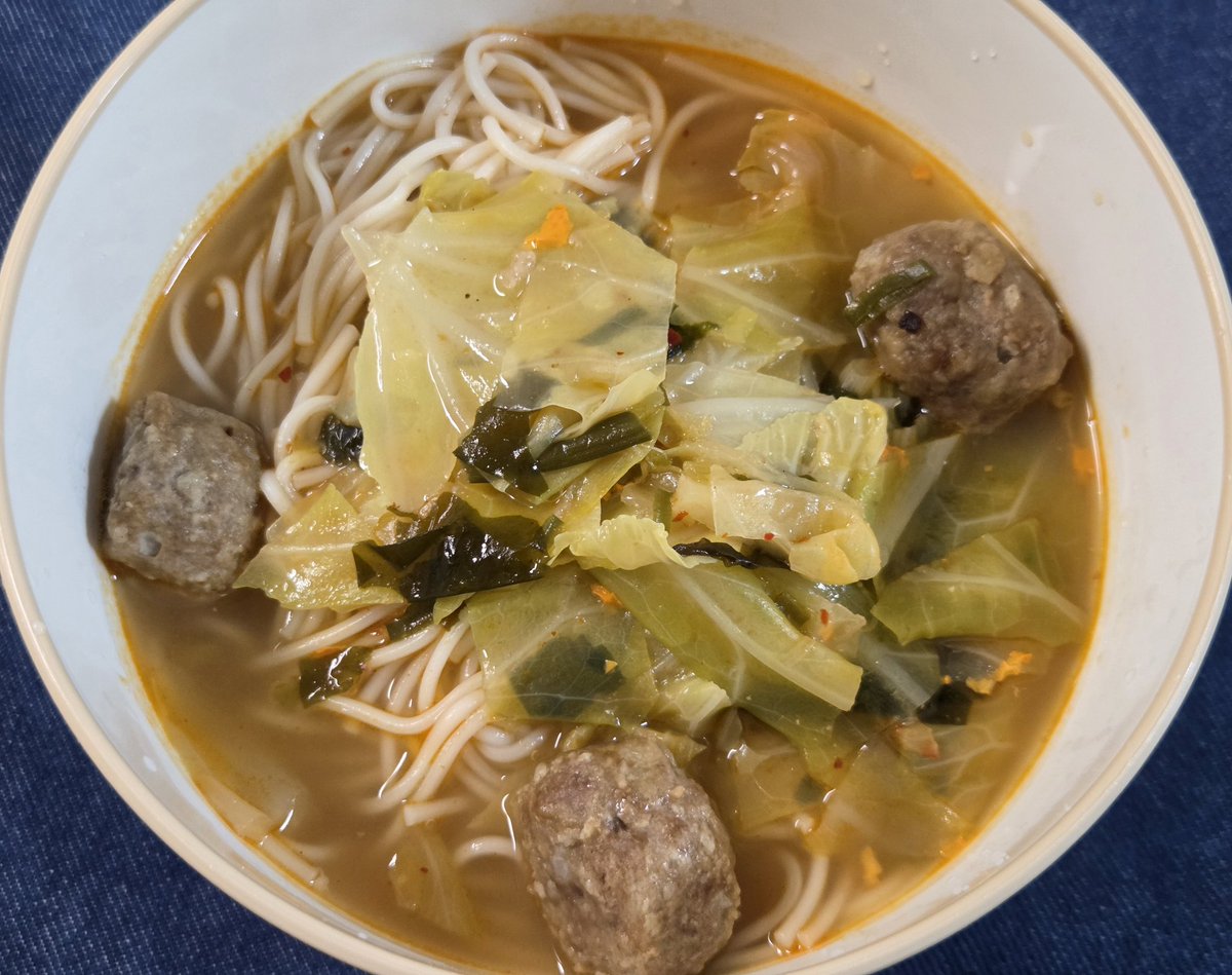 AS1GfK2hd079b3H's tweet photo. 2025年6月3日昼ごはん
肉団子とキャベツのピリ辛温麺
#おうちごはん #料理男子 #料理記録 #食事記録 #温麺 #Unmen
#昼ごはん #料理好きな人と繋がりたい #日常垢 #Lunch #cooking #Japanesefood https://t.co/9Ce0DGc4f6