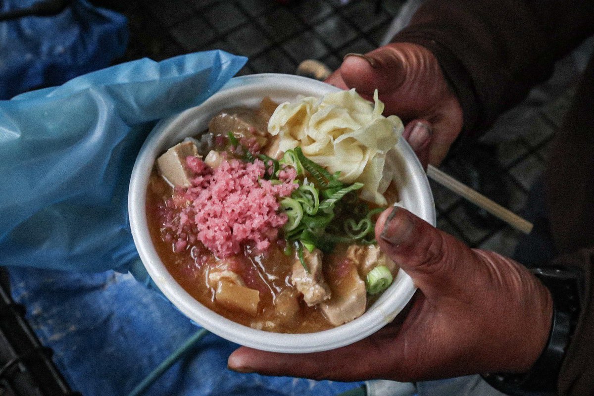 sokai_takidashi's tweet image. 代々木公園も配布完了です！

雨の中での炊き出しとなりましたが優しい味わいと温かさが染み渡る炊き出しとなりました。
「BAR ASELUNA」さんオープン3ヶ月という時期にありがとうございます！
月曜日は炊き出し顧問テッペイくんと飲めるそうなので皆さん是非