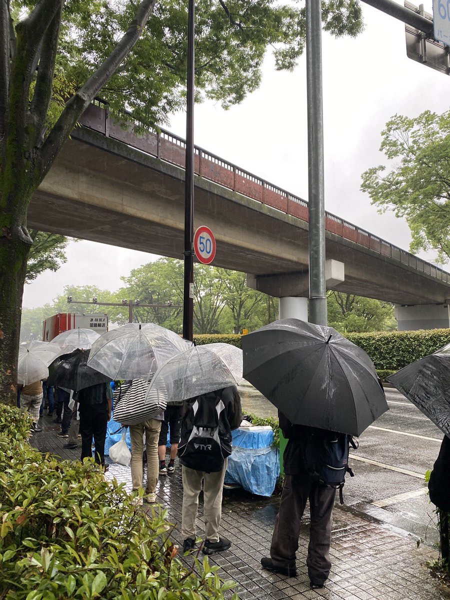 sokai_takidashi's tweet image. 代々木公園も配布完了です！

雨の中での炊き出しとなりましたが優しい味わいと温かさが染み渡る炊き出しとなりました。
「BAR ASELUNA」さんオープン3ヶ月という時期にありがとうございます！
月曜日は炊き出し顧問テッペイくんと飲めるそうなので皆さん是非