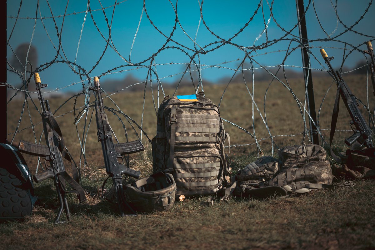 CAFwithUkraine's tweet image. Determined Ukrainian recruits train tirelessly with Canadian troops in Europe. Weapons handling, first aid, tactics—each lesson brings them closer to one goal: defending their country.
