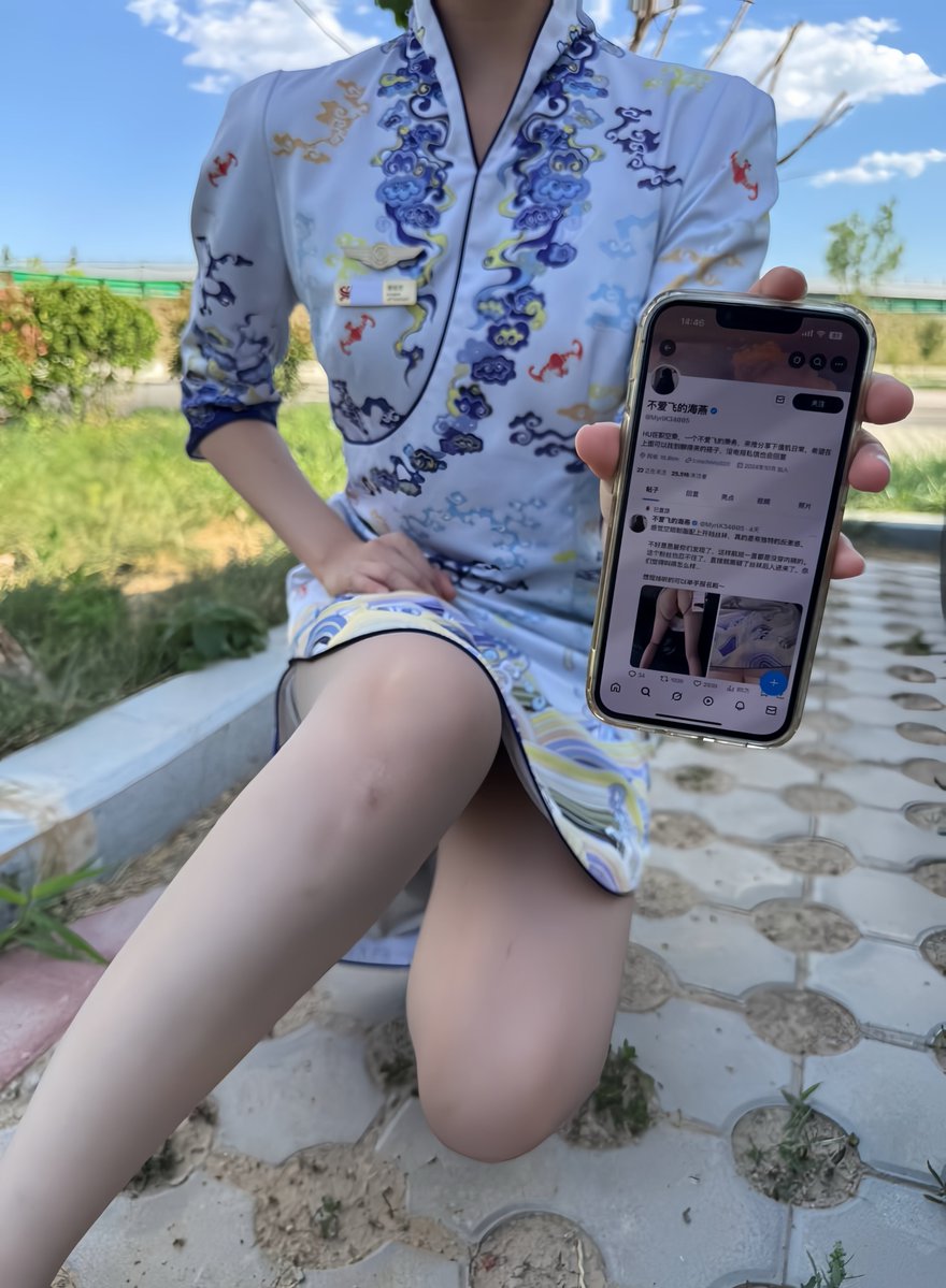 这个机场有点偏僻呀，不过也很适合露出～

趁着其他同事没发现，感觉拍两张给你们看，谁让我是宠粉博主呢… 

丝袜磨的小穴一直在痒，嗯，可能是需要一根“痒痒挠”了～ https://t.co/8nC7vV156p