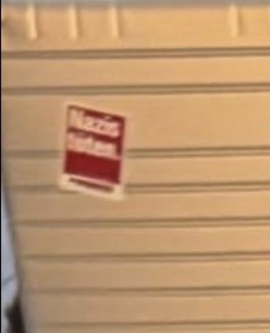 Krah mit „Nazis töten“-Sticker am Bahnhof. Wir leben in wilden Zeiten.