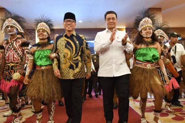 alta_yayan's tweet photo. #KopdesHadirdiPapua
Menteri desa dan wamendes hadir mengawal pendirian koperasi desa merah putih  di tanah Papua

@prabowo
@YandriSusanto27
@ArizaPatria
@taufikmadjid71
@kemendespdt
@bpsdmkemendesa
@desapenusantara https://t.co/VpCyIBNZG8