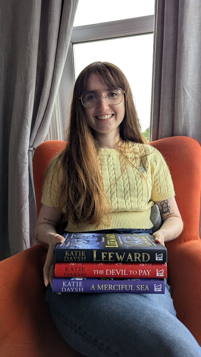 Happy 30th birthday to me! Obligatory birthday photo with the boys ♥️🌈⚓ Ever so proud and happy that I have had three books trad pubbed before my 30th birthday, that still absolutely blows my mind 😮 It's such a dream come true 🥰🥰