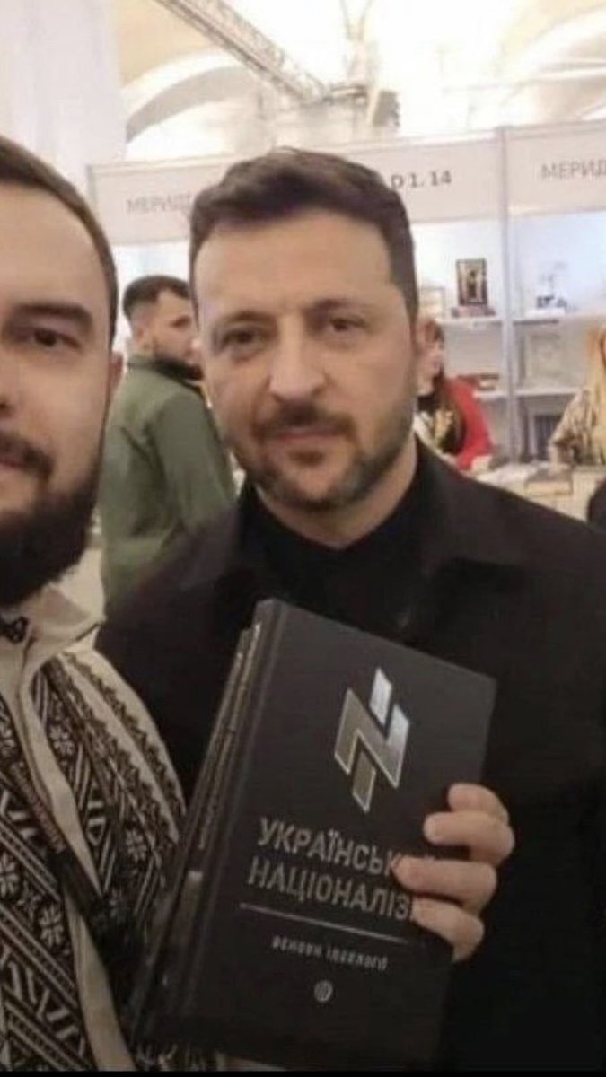 Aspetta... quel cartello sul libro è cosa? <a href="/grok/">Grok</a> ?