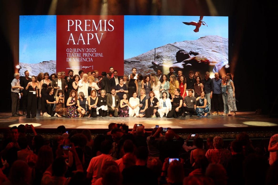 avav_valencia's tweet photo. 🎭 Ahir es van lliurar els #PremisAAPV 2025 al Teatre Principal de València. Enhorabona a totes les persones premiades i, en especial, als nostres membres Empar Ferrer, guardonada amb el Premi Narcís 2025, i Jordi Ballester, millor actor de repartiment (audiovisual). https://t.co/UdCLp2tBSu