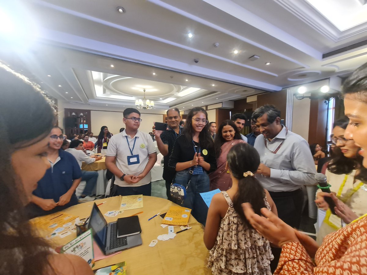 Raahgiri_Fdn's tweet image. Happening Now: Youth Adda at #UrbanAdda!

An energetic start to the Youth adda session after lunch as Shri V. Umashankar, Secretary (Road Transport &amp;amp; Highways, @MORTHIndia), interacted with young minds and partner organisations.

He took a round of all the groups, including us,…