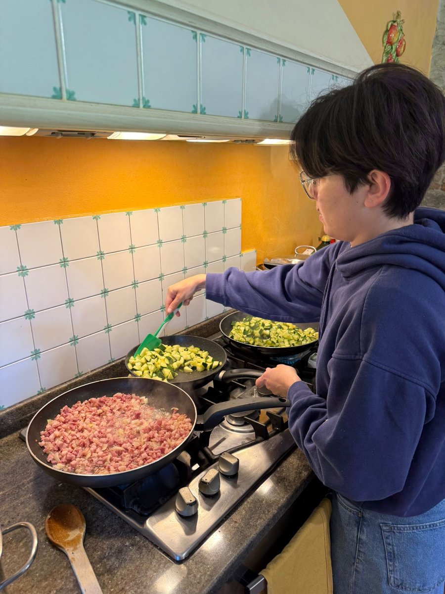 cluster_reply's tweet image. Lavoro, cucina e condivisione.

La nostra #RicettaPerLavorareBene ha pochi ingredienti ma di qualità: team, ispirazione e umanità.

#SmartWorkingFattoBene #ClusterReply #RemoteWork #WorkLifeBalance #Teamwork #lifeatcluster