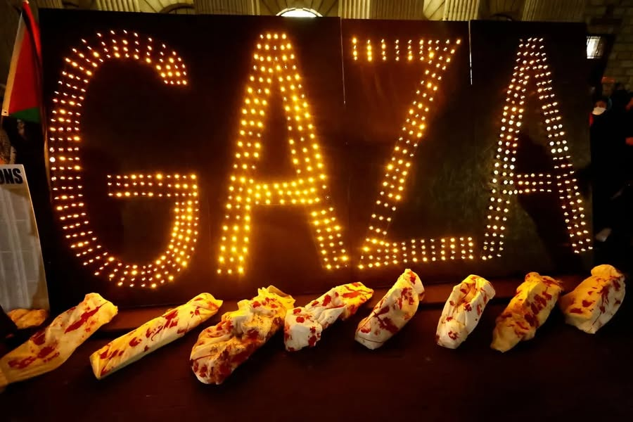 كلّما رأيت وجهًا من وجوه شهداء الأمّة في غزّة، خاصة من ذُكر في سيرتهم أنّهم قد حفظوا القرآن من الكبار والصغار -وكلّهم كبير-،  لمحت في العيون والخدود -وهُمْ في الأكفان- وضاءة ونورًا؛ فلا تجزع نفسي إلّا على حالها، وإن أنّ القلب لهذا الظلم، فإنّ الفاجعة الكبرى ليست في الموت؛ فذاك