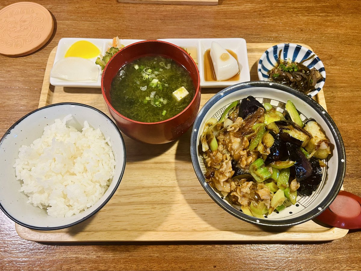 seinanana's tweet photo. エカマイの「琉球酒盛ちむちむ」さんで週末限定ランチ🍴
前はディナーで豚しゃぶがめっちゃ美味しかったから、ランチにも期待して🫶🏻
私は茄子のアンダンスー(沖縄味噌)定食280B、ツレは天ぷら定食340B😋
天ぷら少な…？と思いきや、揚げたてが次々と追加されて、計10種くらいあった？満足度高すぎ〜❣️ https://t.co/POxQzORlR7