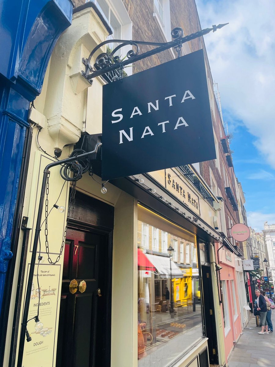 When in Convent Garden… 👀 Santa Nata is where you want to pop in to experience a freshly served pastel de nata! 
The artisan bakers also serve up equally high-end Nata Doughnuts as well as Nata Soft Serve from our 161T machine 🍦
#Carpigiani #Pasteldenata #SoftServe