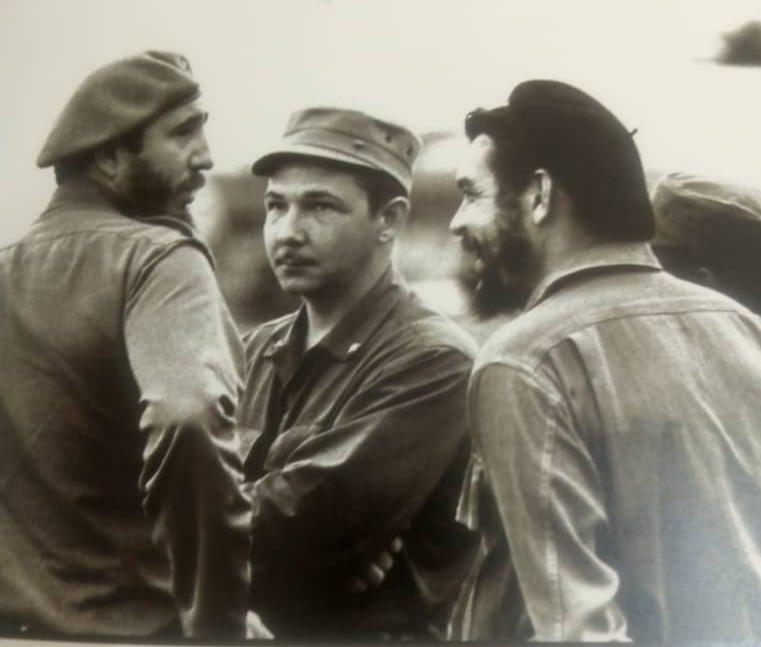 94 años y sigue en pie de guerra por #Cuba, su pueblo y la #Revolución, fiel a #Fidel y a todos sus compañeros caídos en el largo camino de la lucha.
Muchas felicidades General de Ejército #Raúl en este su cumpleaños!!!