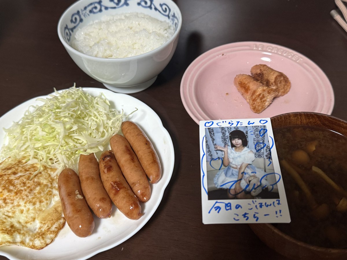 今日の夕飯は〜！？😳

冷凍庫にあった謎の個体を解凍したら明太子でした😆
焼いたらとんでもないことになりましたw
焼く時注意です👋🤣
なめこの味噌汁を作りながら、もずくとなめこ合わせたらどうなるんだろ？と気になり始めたので、今度何か作ってみようと思います。