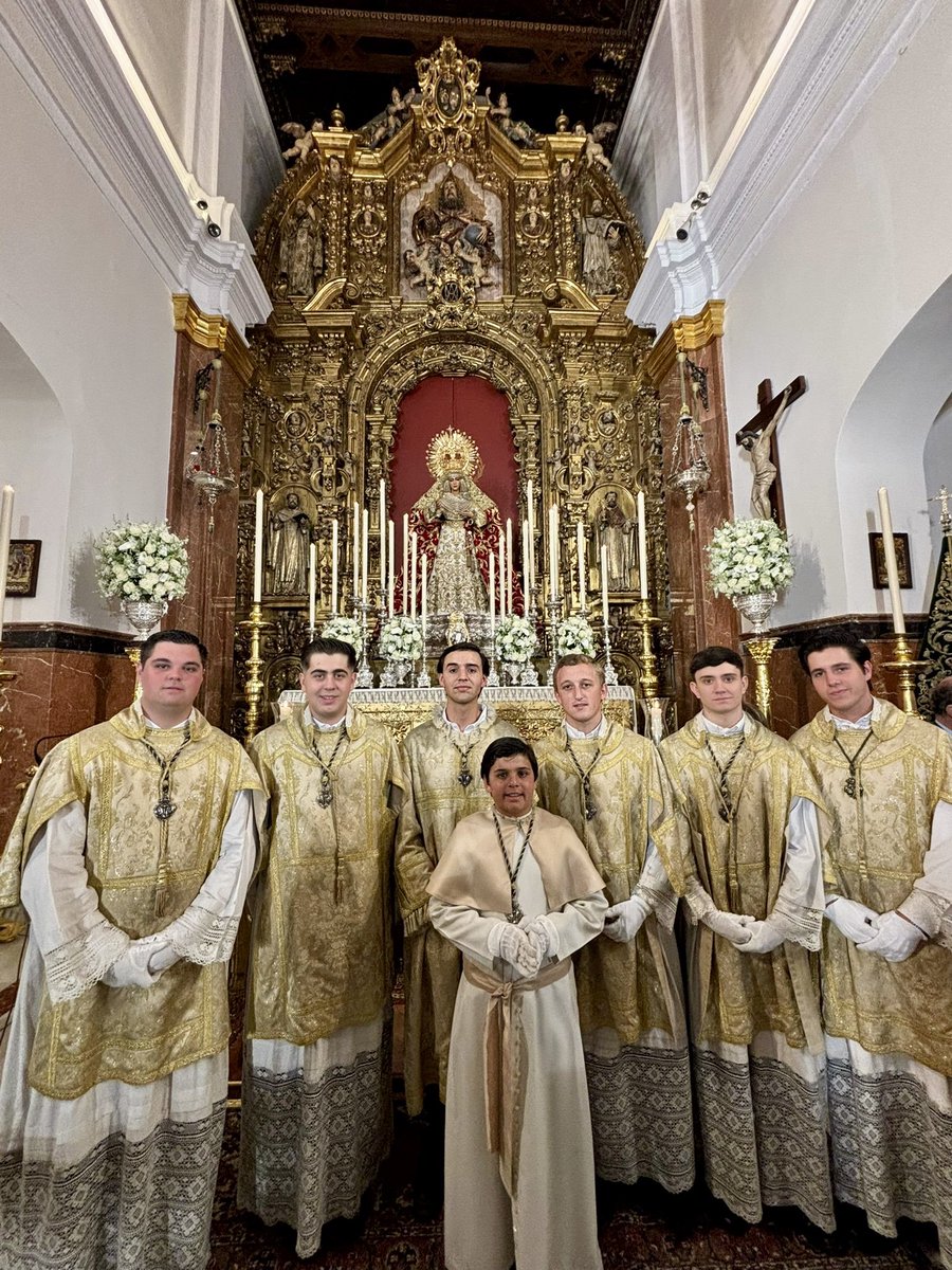 Acólitos de la <a href="/EspDeTriana/">Esperanza de Triana</a> en la función por el aniversario de la Coronación Canónica Pontificia de Ntra. Sra. de la Esperanza