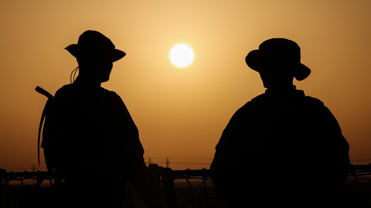 DefenceOps's tweet image. No time for Cruise Control! 🚢 

Having transitioned through the Suez Canal and the Red Sea 🌊

#CSG now welcomes warmer waters as it continues on OP #Highmast