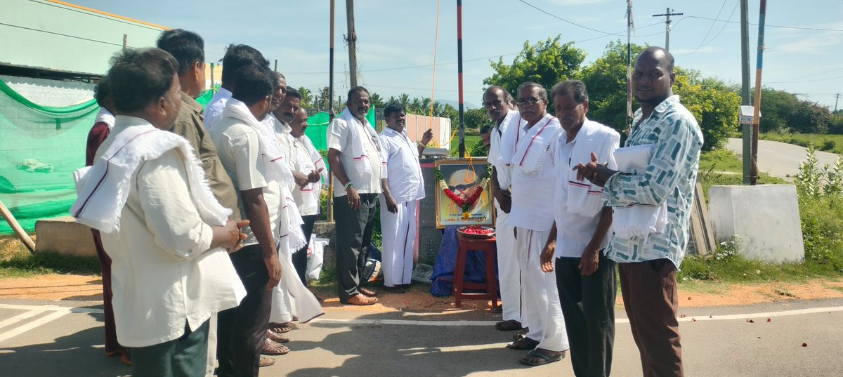 jeyendran_s's tweet photo. முத்தமிழறிஞர் கலைஞர் அவர்களின் 102-வது பிறந்தநாளை முன்னிட்டு இன்று தும்பிக்குளம் ஊராட்சியில் கழக கொடியினையேற்றி
டாக்டர் கலைஞர் அவர்களின்  திருவுருவப் படத்திற்கு மலர் தூவி மரியாதை செலுத்தி பொதுமக்களுக்கு இனிப்புகளை வழங்கினோம்.!!⬛🟥 @mkstalin @Udhaystalin @Anbil_Mahesh @dmksdwing https://t.co/UjmWqbCIJM