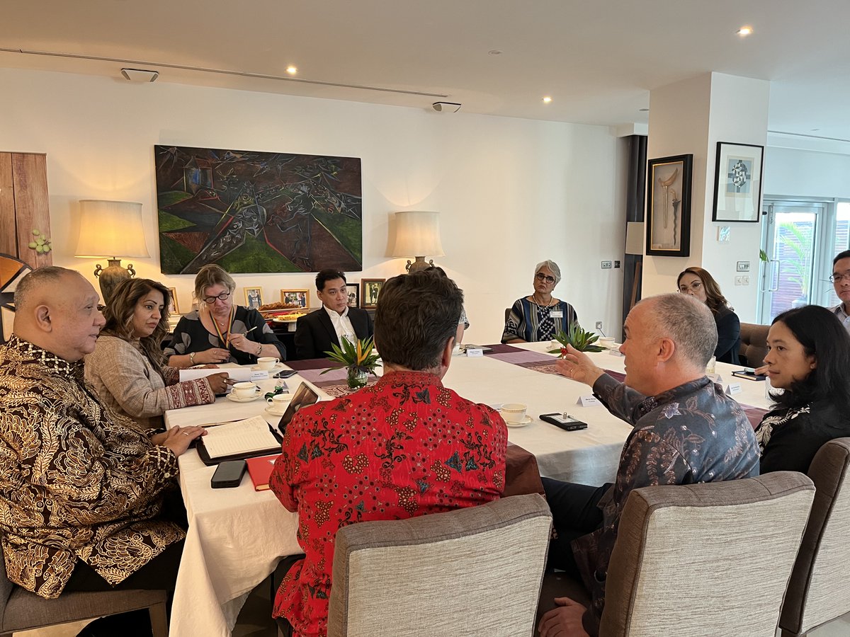SarahTiffinUK's tweet photo. UK Trade Envoy @NazShahBfd made her first @ASEAN visit this week. High-impact UK-ASEAN Business Roundtable generated great insights from UK companies active across the region. Warm meeting with @aipasecretariat Secretary General discussing deepening #UKASEAN parliamentary ties https://t.co/rmR9E5VuoN