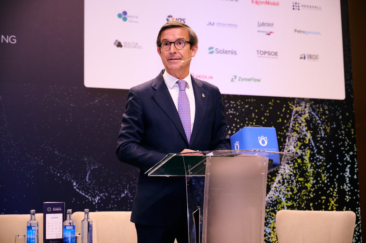 ParadelaJSr's tweet photo. He compartido con los 300 profesionales de las empresas líderes del sector del #refino en Europa que se dan cita en #Sevilla estos días, con @MoeveGlobal como anfitrión, las ventajas competitivas que ofrece #Andalucía para invertir y nuestra apuesta por la transición energética. https://t.co/p7x65lQQHU