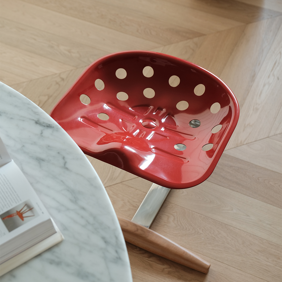 UnicaFurn_'s tweet image. A stool that doesn’t sit still.
The UF Graceful Pause blends a steel curve, a tractor seat, and a hint of rebellion.
It doesn’t follow form—it creates it.
#unicafurn #counterstool #midcenturymodernfurniture