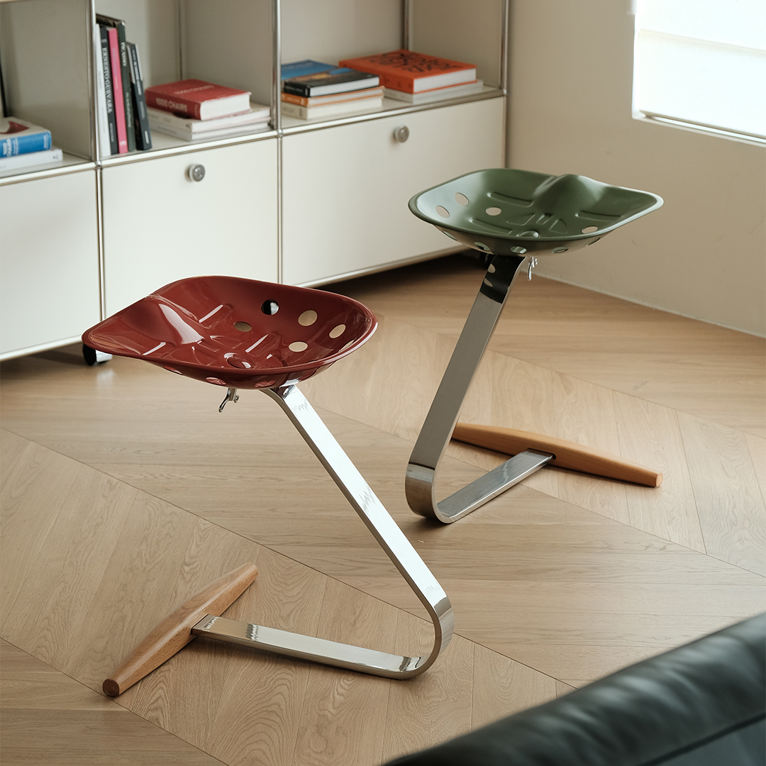 UnicaFurn_'s tweet image. A stool that doesn’t sit still.
The UF Graceful Pause blends a steel curve, a tractor seat, and a hint of rebellion.
It doesn’t follow form—it creates it.
#unicafurn #counterstool #midcenturymodernfurniture