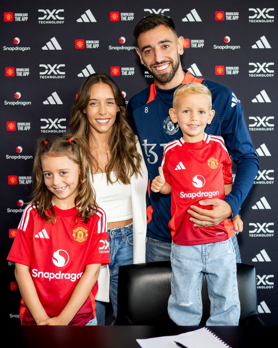 UtdDefence's tweet image. First home game of the season

🎵Ana pinho pinho pinho
She came with Bruno from Sporting you know
He goes left he goes right
But Ana asks him to sit tight

And not go to Saudi like Cristiano 🎶