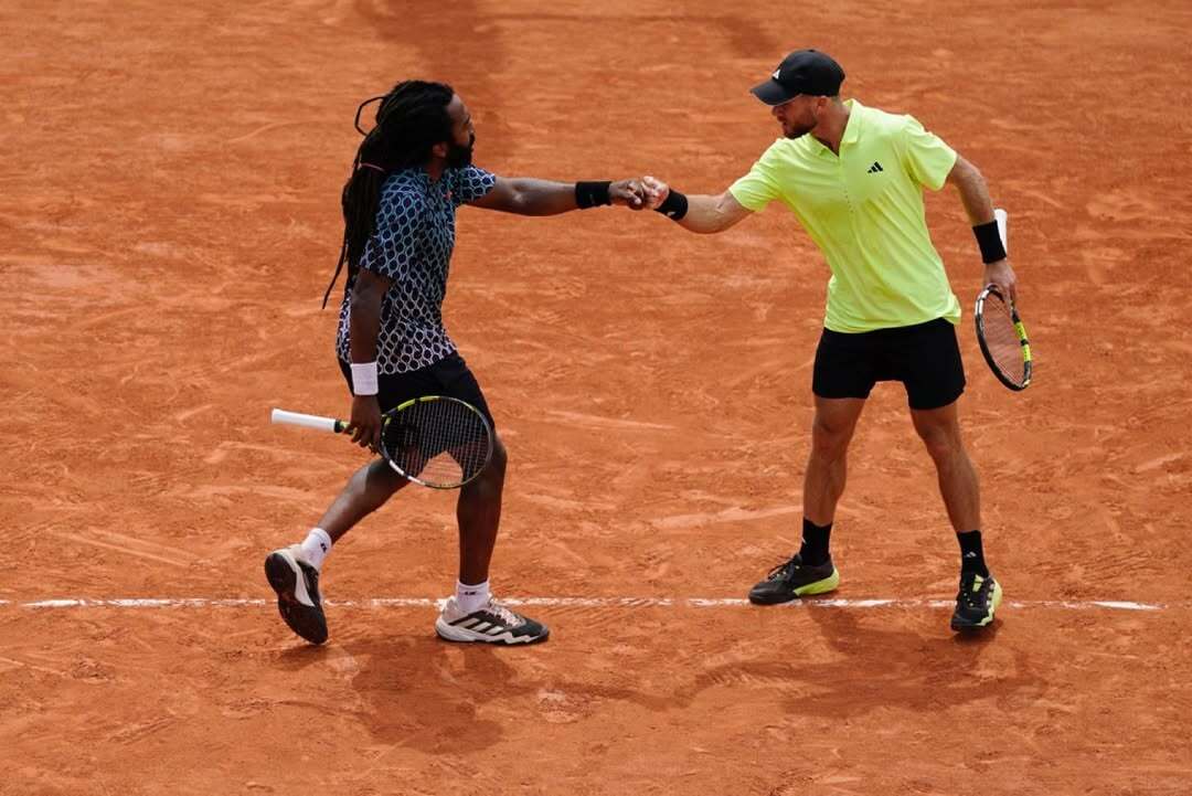 Parsa_Nemati's tweet image. Put some respect on these boys' names 😤🇺🇸
@EvanKingChicago and Christian Harrison are through to the #RolandGarros semifinals without dropping a set in four matches 🔥
The American duo take out two-time major champs Heliövaara/Patten 6-3 6-4. Up to #3 in the 2025 Doubles Race.
