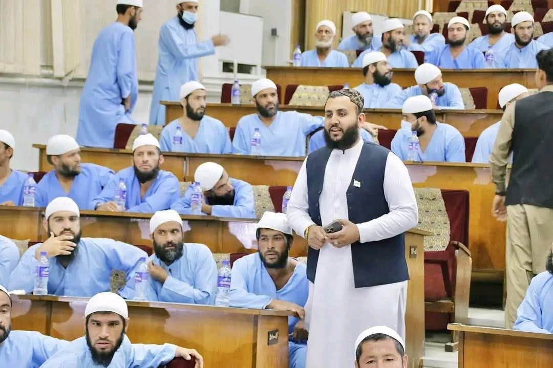 د روږدو له کنټرول څخه وتلی شمېر د ټولنې يو لوی بحران و.
په ډېر کوچني مګر په صادقانه او جدي اقدام دا روان سيلاب وچ شو.
په شنو جامو کې روغ شوي انسانان به نور د ټولنې بار نه، بلکې د خپل وجود محافظان وي.
د ډاکټر شرافت دغه عکس به د تاريخ په حافظه کې پاتې شي.