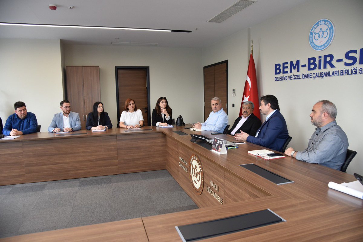 Bem_Bir_Sen's tweet photo. Yerel yönetimlerde görev yapan 36.346 sözleşmeli personelin kadroya alınmasını sağlayarak önemli bir kazanıma imza attık. 
Ancak bu süreçte bazı arkadaşlarımız hâlâ mağduriyet yaşamaktadır.

İşlerinden edilen, görevlerine iade edilmeyen, kadrosu verilen daha sonrasında baskı ve mobbing ile hakları ellerinden alınmaya çalışılan sözleşmeli arkadaşlarımızı Genel Merkezimizde misafir ettik.

Yaşadıkları sorunları birinci ağızdan dinledik, çözüm yollarını birlikte değerlendirdik.
Haklı mücadelelerinde yanlarında olduğumuzu bir kez daha ifade ettik.

BEM-BİR-SEN olarak; emeğin, alın terinin ve adaletin yanında durmaya devam edeceğiz.
Kazandırdığımız hakların korunması ve tüm sözleşmelilerin güvence altına alınması için mücadelemizi kararlılıkla sürdüreceğiz.