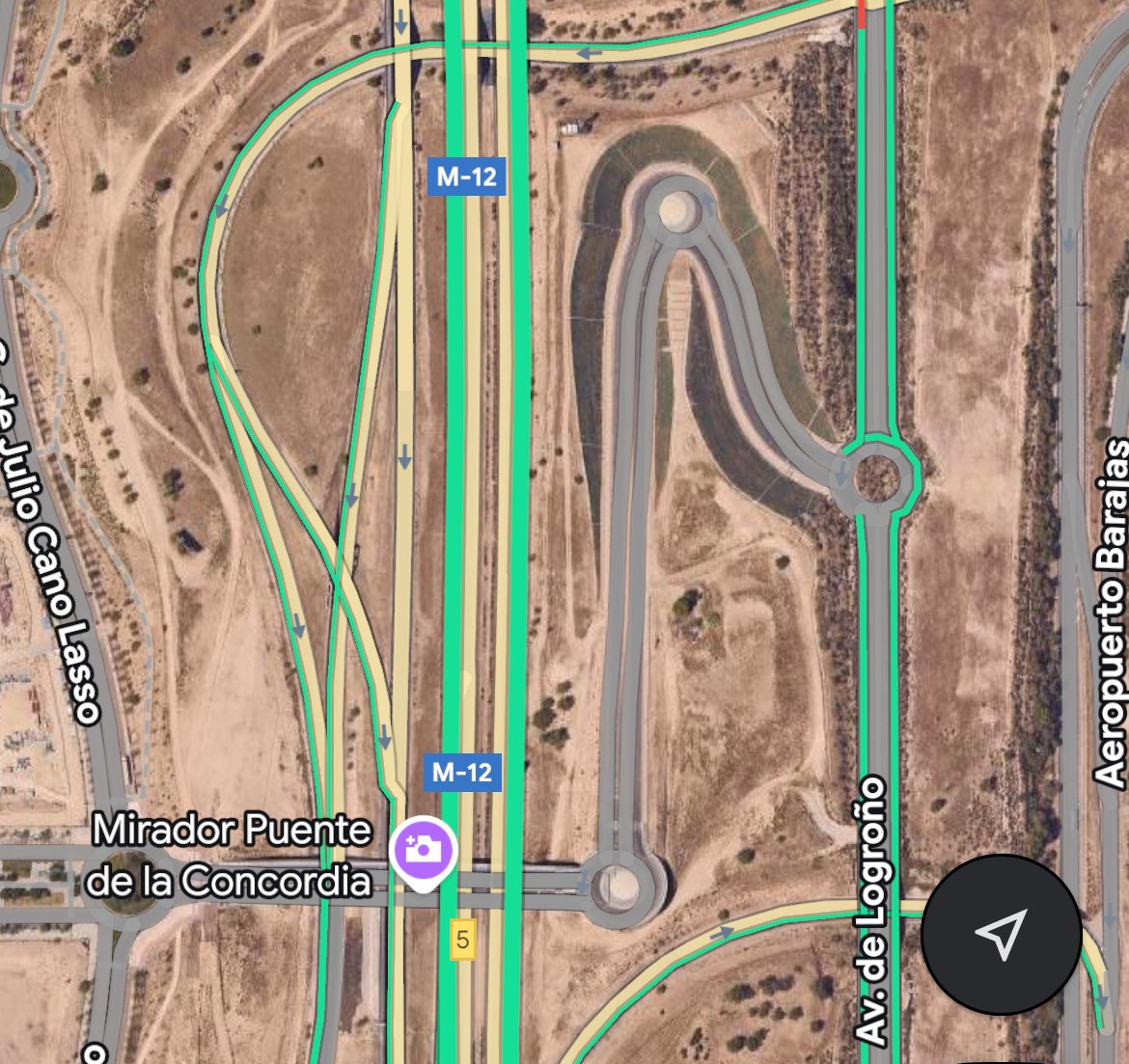Acabo de ver este extraño acceso viario a la T4 de Barajas. Si alguien me pudiera explicar el sentido de esto 🫩
