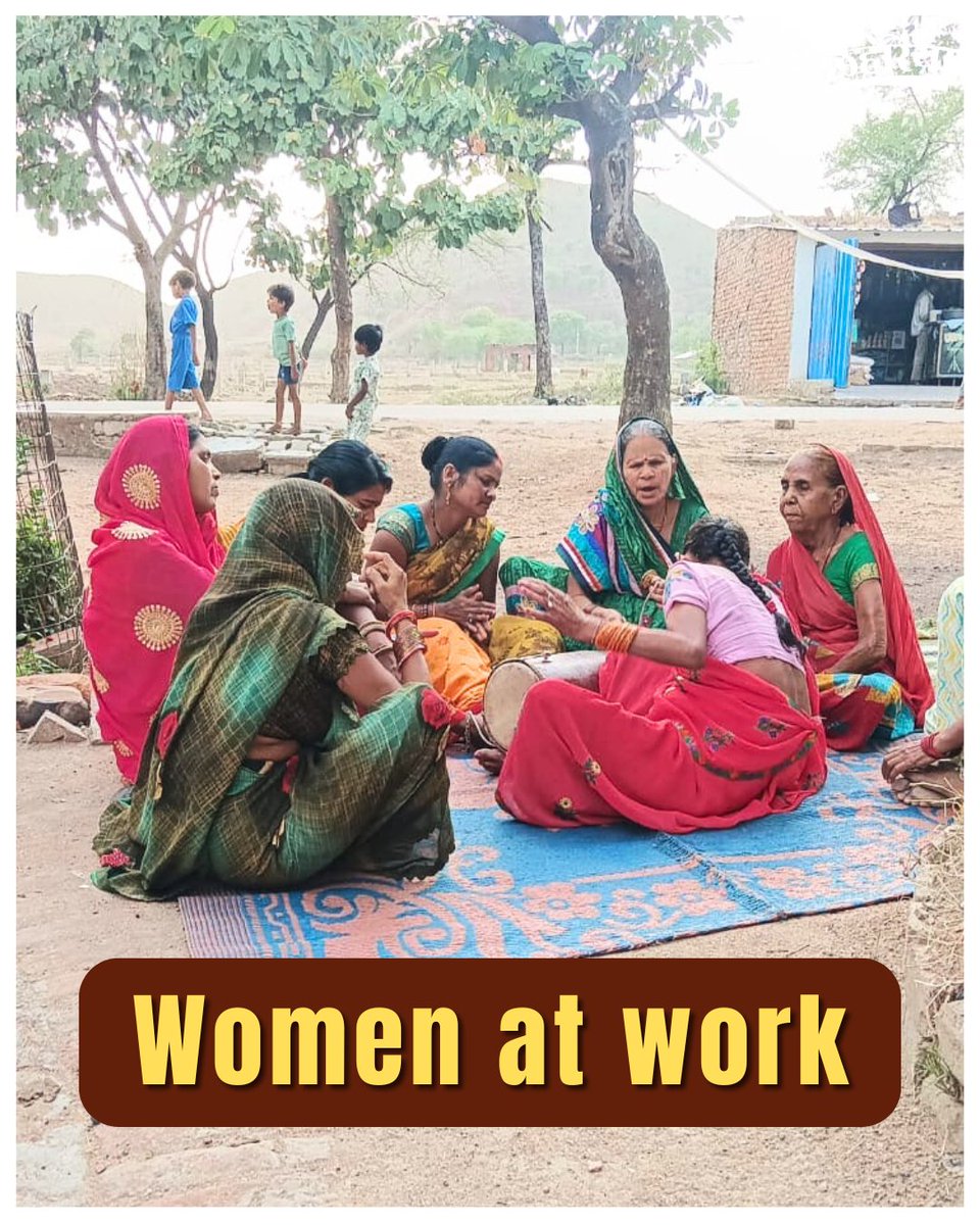 KhabarLahariya's tweet image. From grinding dal to layering rooftops before the rains, to singing together when a child is born — women in rural India move through work and community like second nature.

These everyday acts aren’t always documented, but they hold the village together. 🌾☔🎶

#WomenAtWork