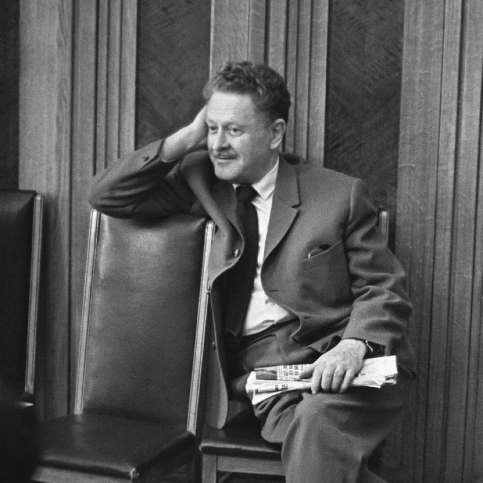 Çok pahalı ödedim, inanmanın bedelini.

Nazım Hikmet.