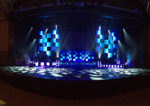 churchstages's tweet image. Alex Armstrong &amp;amp; Lacy Gatlin of Johnson Ferry Baptist (Marietta, GA) created striking checkered tower panels using 2x4 frames + Coroplast squares in a zigzag layout.  🔲🙌 #StageDesign  #churchstagedesign
churchstagedesignideas.com/sideways-8-bit…