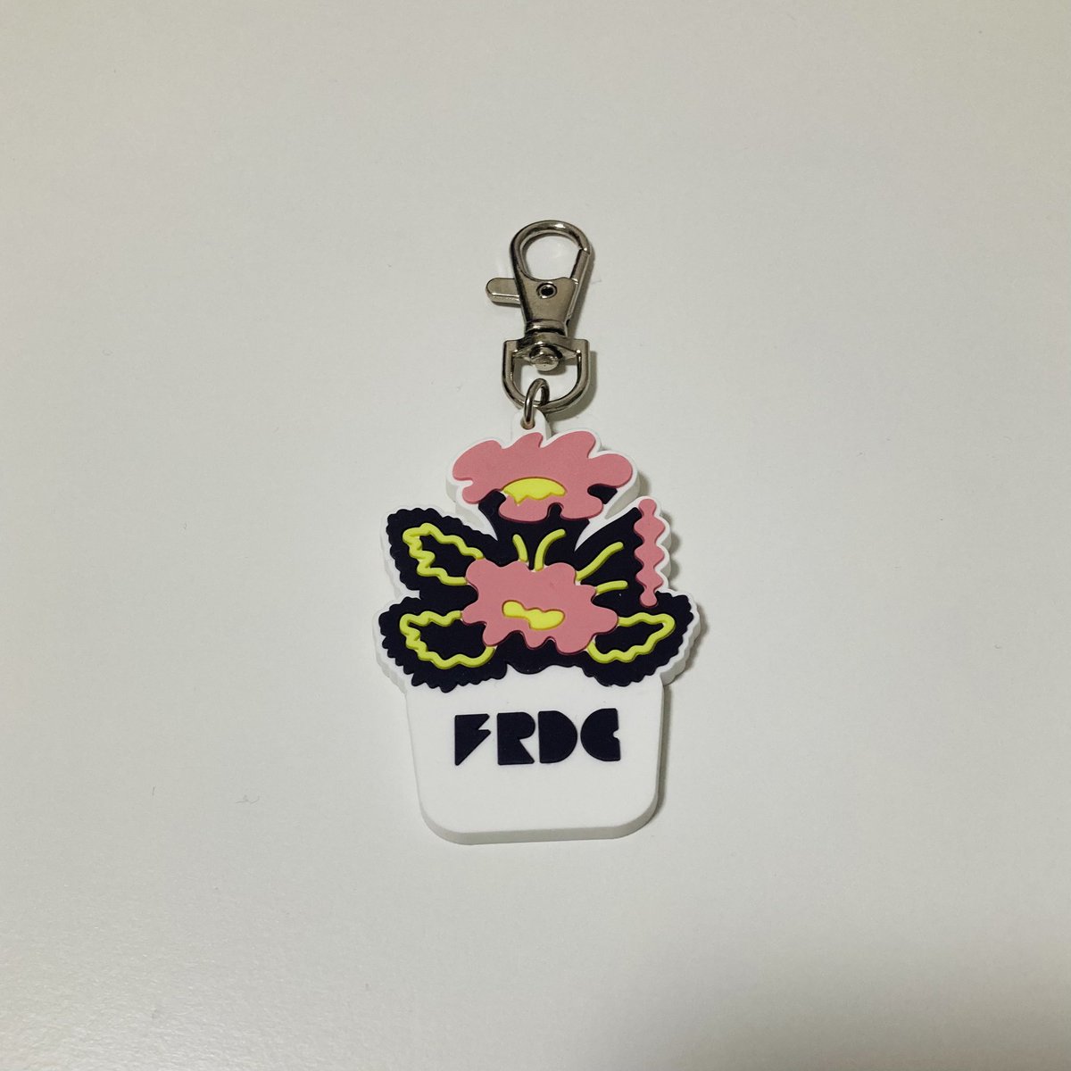 ファンクラブ #フレハウス+ 継続特典がオリジナルフラワーベース型