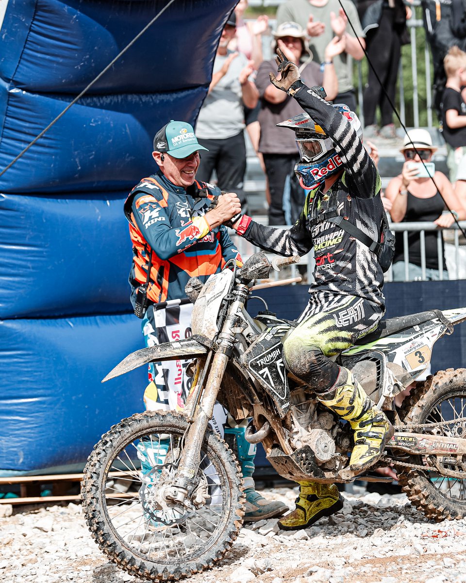 ¿Quién dijo que la gloria en #RedBullErzbergrodeo es solo para las 2T? 
Más de 1.000 participantes 💥 Solo 14 lograron llegar a la meta del Gigante de Hierro y <a href="/JonnyWalker_22/">Jonny Walker</a> cerró más de una boca con su P6 a los mandos de la TF 250-E de 4T casi de serie ¡Enhorabuena Jonny! 👏