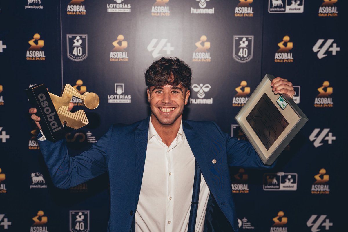 Liga Plenitude (@asobal) on Twitter photo ✨ De los nervios del debutante en una 𝐆𝐚𝐥𝐚 𝐀𝐒𝐎𝐁𝐀𝐋 a sentirse como pez 🐠 en el agua en el evento de cierre de temporada en la #LigaPlenitude 24/25
El talento personificado <a href="/caaarlosalvarez/">Carlos Álvarez Domínguez</a> se lleva recuerdos en forma de fotones de su último capítulo (por el momento) ✨ De los nervios del debutante en una 𝐆𝐚𝐥𝐚 𝐀𝐒𝐎𝐁𝐀𝐋 a sentirse como pez 🐠 en el agua en el evento de cierre de temporada en la #LigaPlenitude 24/25
El talento personificado <a href="/caaarlosalvarez/">Carlos Álvarez Domínguez</a> se lleva recuerdos en forma de fotones de su último capítulo (por el momento)