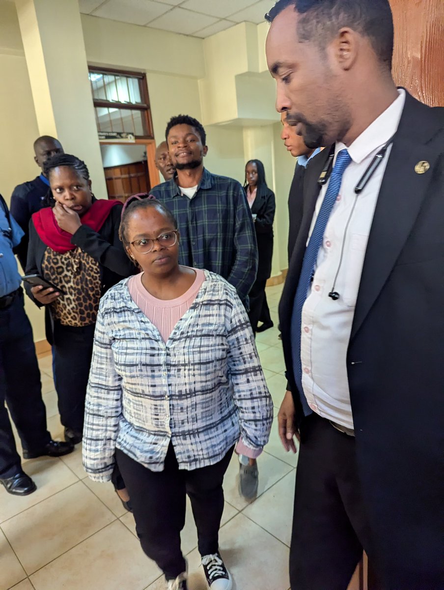 _James041's tweet image. Not all heroes and heroines wear caps.

Rose Njeri wears glasses and walks with a brilliant mind.

A strong fearless lady. We will overcome ✊ 

#FreeRoseNjeri #RejectFinanceBill2025 #RutoMustGoNow