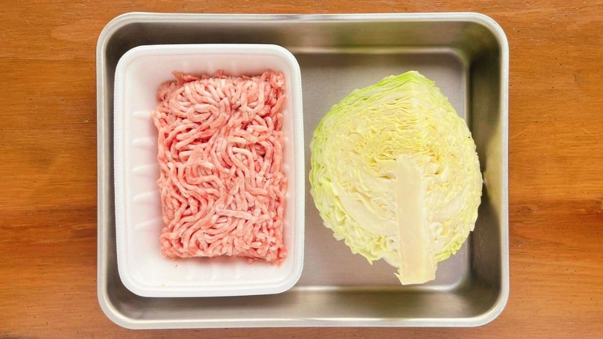 foodistnote's tweet photo. みなさん…キャベツとひき肉を重ねてチンしませんか…。ひき肉は買ってきたときのトレーの中で下味をつければ洗い物も最低限です…。これ、作り置きにもなります（冷蔵で3日ほど）。とにかく工程を極限まで省いた「引き算レシピ」です…。やる気が出ないときは、ぜひ…。 https://t.co/Fthuy3IbpL
