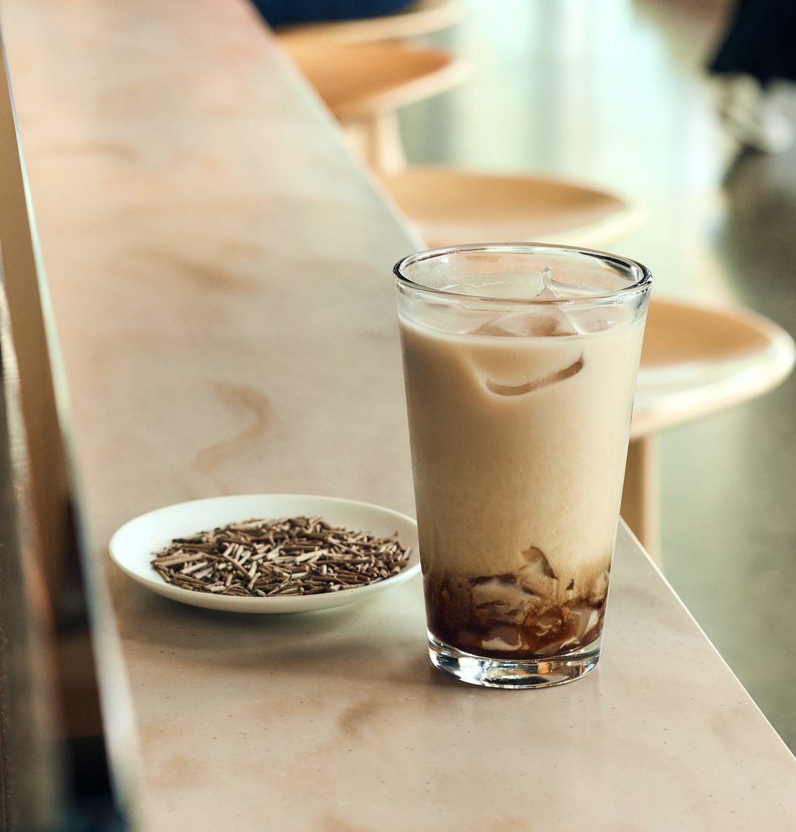 ［季節のおすすめ🫖］
新感覚の「米糀ミルク使用 黒糖 わらび餅 ほうじ茶 ティー ラテ」はもうお試しいただきましたか？
 
自然な甘みが魅力の米糀ミルクと、華やかな香りとやさしく甘い余韻が特徴の「加賀 棒 ほうじ茶」。