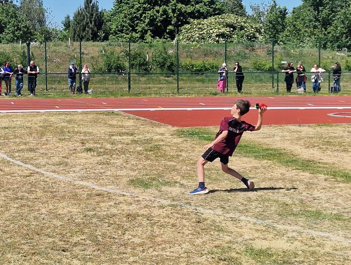 Three of our talented athletes from Years 4–6 took home a Silver medal for Oakfield Prep at the ISA London South Regional Athletics Event, competing alongside some of the best young athletes in South London. A huge congratulations to our pupils for their outstanding performances!