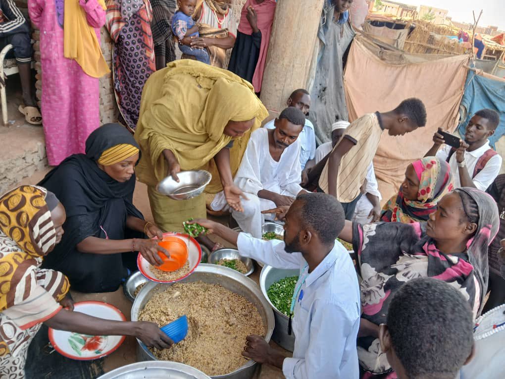 This is Al-Fashir, North Darfur. Over 1,200 people are sheltering at just this one community kitchen, fleeing bombs &amp; starvation. They need hundreds of dollars daily just to feed everyone. 

Please donate what you can &amp; share widely 🙏🏾

🔗paypal.com/donate/?hosted…