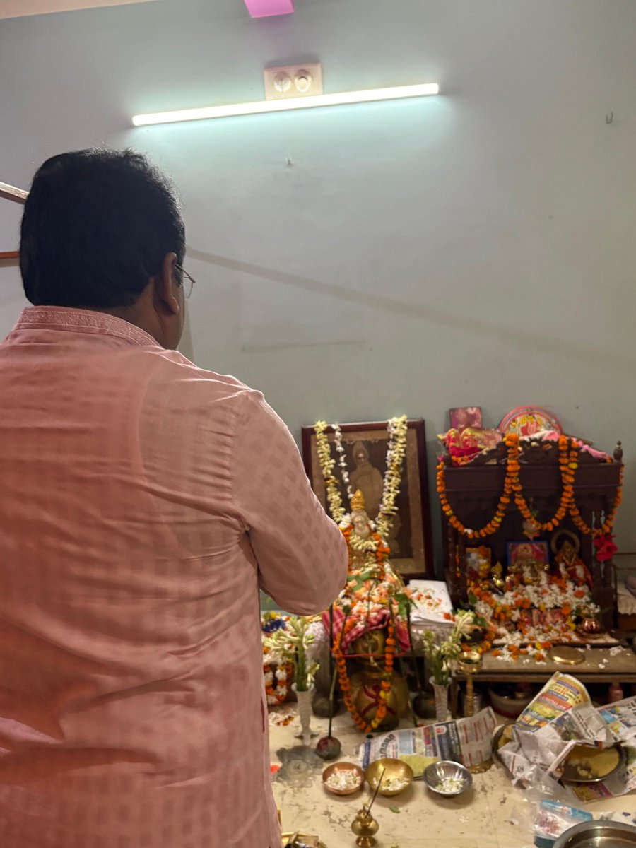 PrasenjitOFC's tweet photo. শ্রী শ্রী বাবা লোকনাথ ব্রক্ষ্মচারীর ১৩৫ তম পবিত্র তিরোধান দিবস উপলক্ষ্যে দলীয় কার্যকর্তাদের সঙ্গে উপস্থিত ছিলেন #swapanmajumder #MLA #WBBJP
@sunilbansalbjp @mangalpandeybjp @AshaLakra79 @DrSukantaBJP @SuvenduWB @DilipGhoshBJP @AmitShah @JPNadda @blsanthosh @shivprakashbjp https://t.co/6ExV0AOTUe
