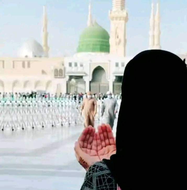 لب وا ہیں، آنکھیں بند ہیں، پھیلی ہیں جھولیاں
کتنے مزے کی بھیک، آپﷺ کے در پاک کی ہے

✨یا شاہِؐ اُمم! ایک نظر اُن کی طرف بھی
دامانِ تمنا کو جو پھیلائے ہوئے ہیں🤲🏻

♥️ صلی اللہ علیہ وآلہ وسلم ﷺ ❣️ 
میں صدقے یا رسول اللہﷺ ♥️
#منہاج_سیدا