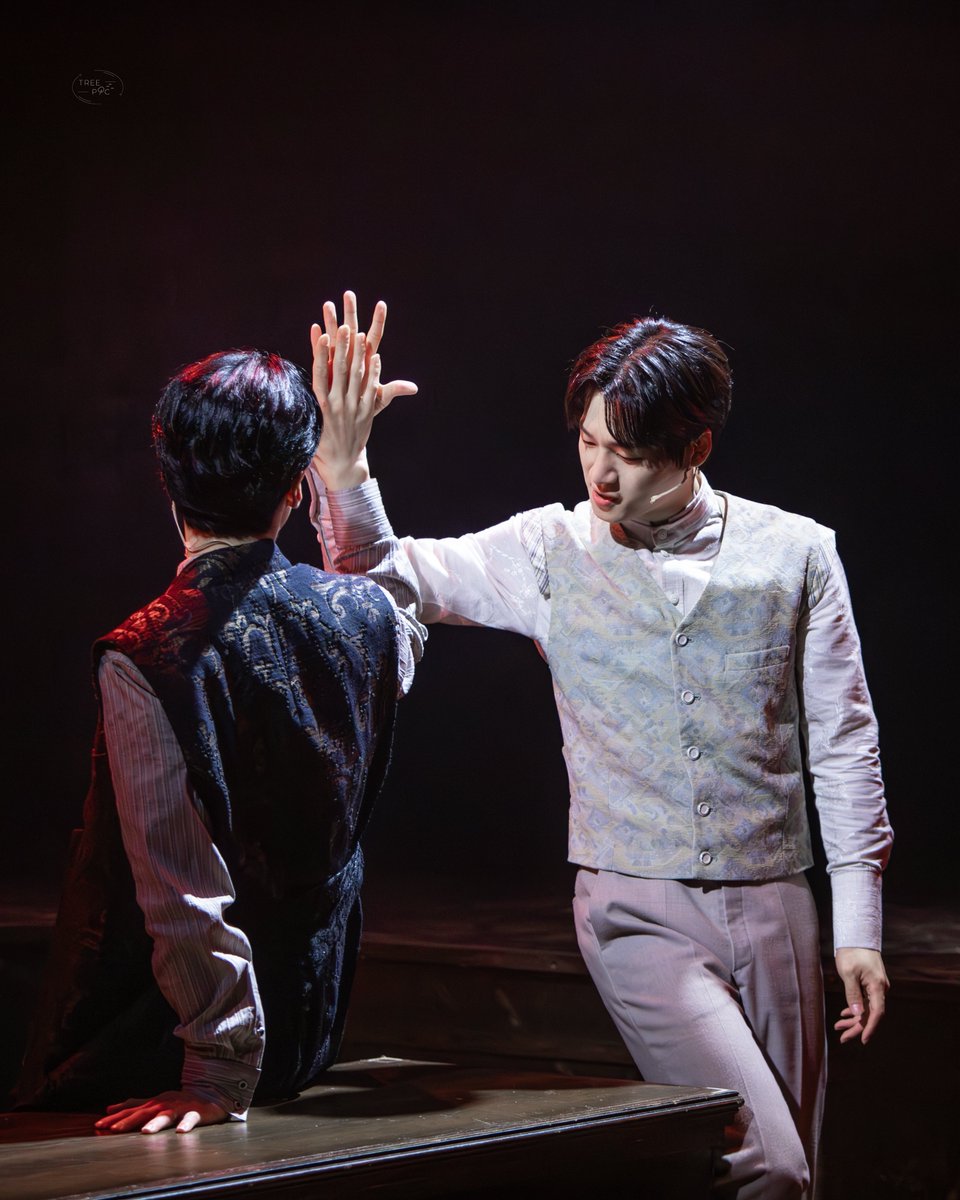 25.06.03 🌙 #와일드그레이
스페셜 커튼콜 • 살로메

알프레드 더글라스 || #김리현

갖지 못할 거라면
죽여서라도 갖길 원해