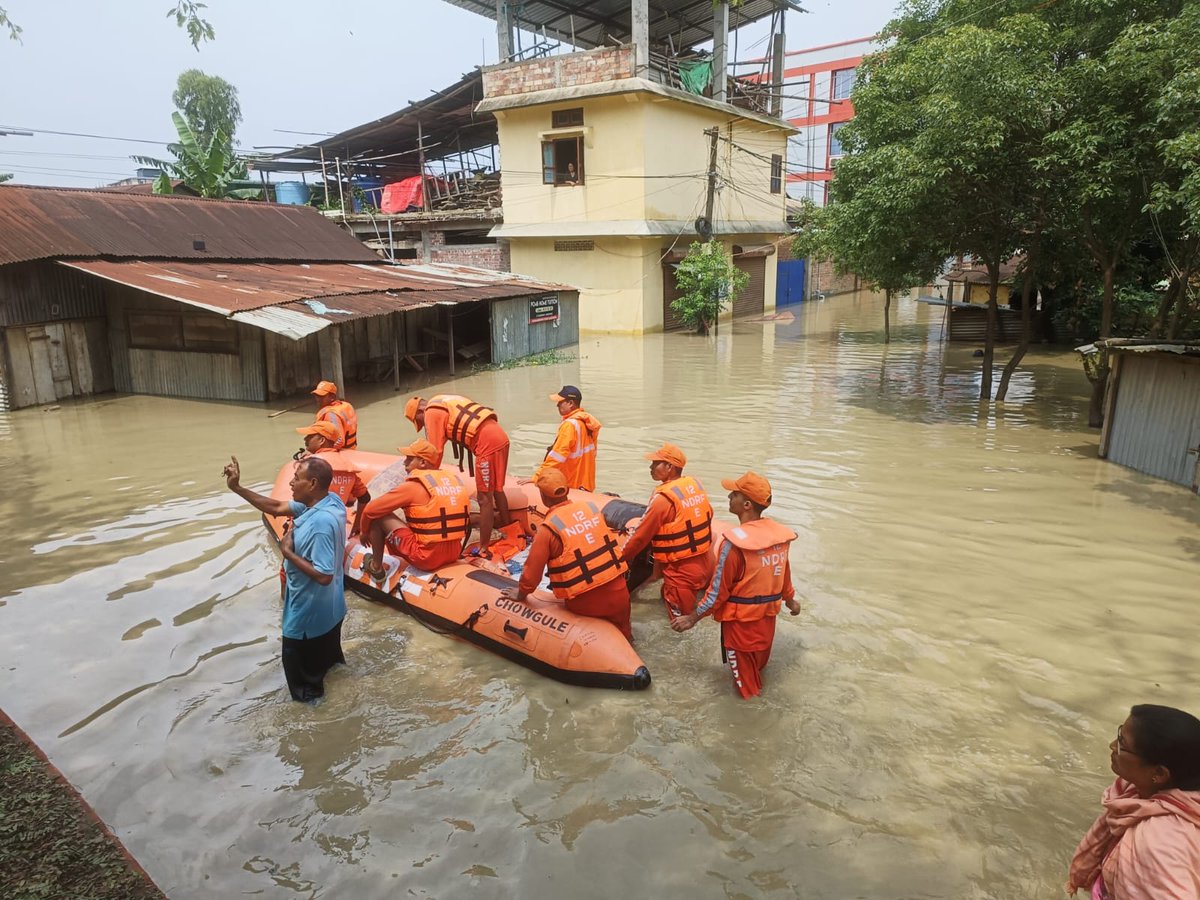 NDRFHQ's tweet image. 🔶Teams on ground, assisting local adm in rescue &amp;amp; relief.

#Monsoon2025
#Committed2Serve

@HMOIndia 
@ndmaindia 
@PIB_India 
@PIBHomeAffairs