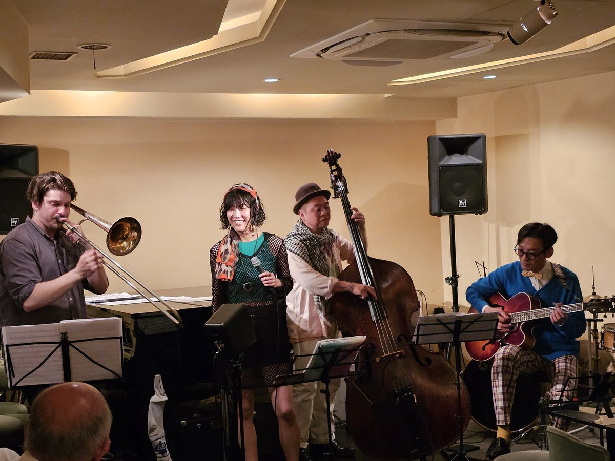 archer_0602's tweet photo. 今夜は堂島クレッセントで刀祢直和さん×トイタユーリさん×Nick Marshallさん×高田亮介さん。
ユーリさんの純白のような歌と、ニックさんの優しく艶やかなトロンボーン、高田さんのテクニカルなギターに自由な刀祢さんのベース。
お店の方も気さくで、優しい夜でした🎵 https://t.co/ZDDetru1fZ